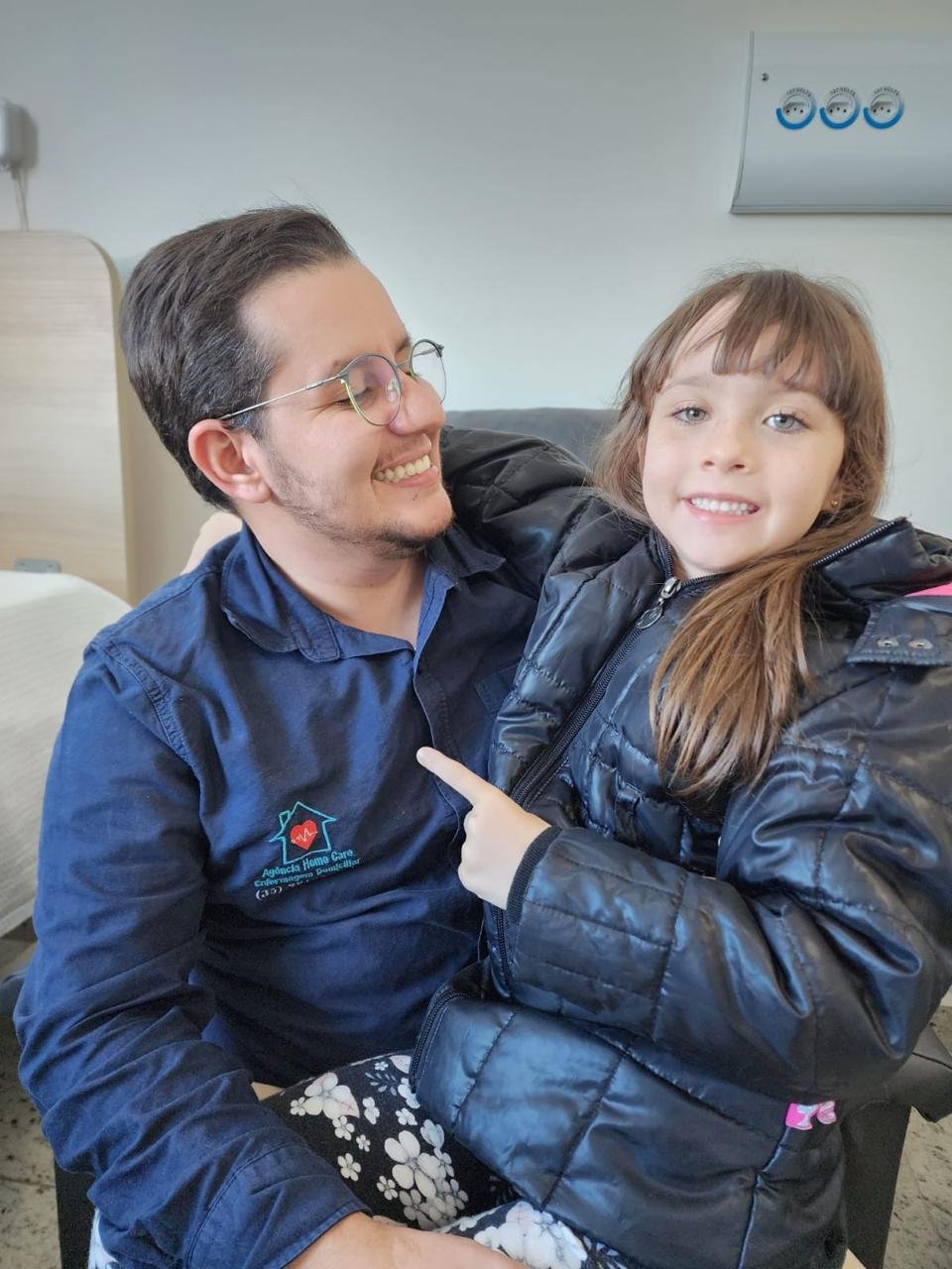 Enfermeiro Theo Lourenço atendendo paciente